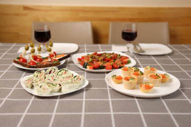 Festival masasında rulo, sebze salatası, kanepe ve kırmızı şarap servis edildi..