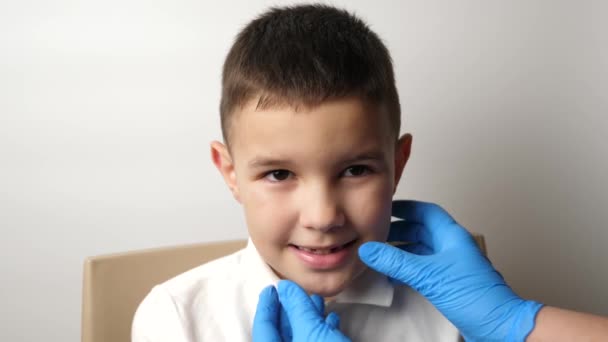 Огляд Ротової Порожнини Хлопчика Відсутніми Молочними Зубами Стоматологія Стоматологічна Допомога — стокове відео