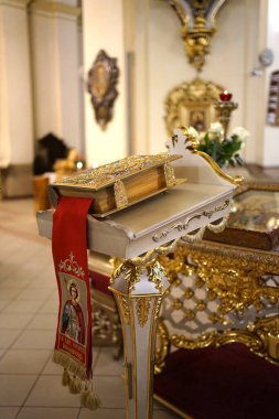 Tapınaktaki ayakta altın çerçeveli İncil yatıyor..                               