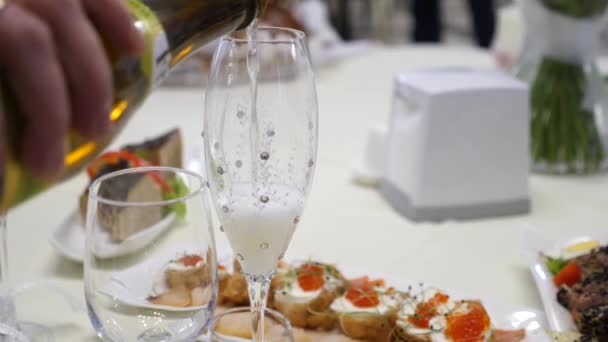 一个男人斟满了香槟 婚礼庆祝活动 — 图库视频影像
