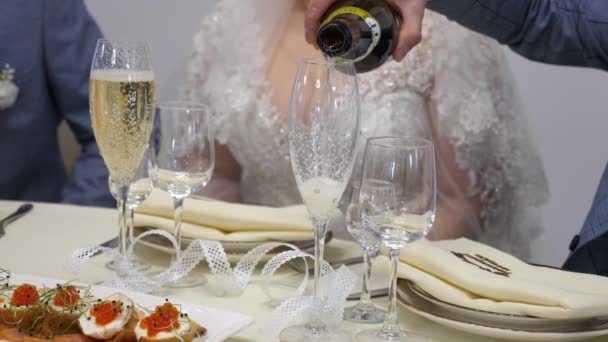 Чоловік Наповнює Келихи Шампанським Святкування Весілля — стокове відео
