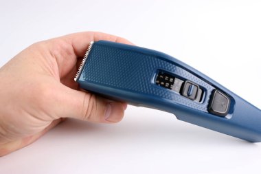 İnsan bir saç kesicinin işlevlerini ve becerilerini öğrenir..