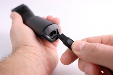 Kırpıcı güç kablosuna bağlı. Ev aletleri kavramı..