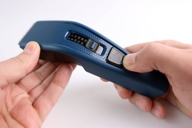 İnsan bir saç kesicinin işlevlerini ve becerilerini öğrenir..