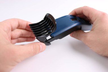 İnsan bir saç kesicinin işlevlerini ve becerilerini öğrenir..