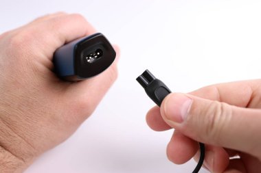 Kırpıcı güç kablosuna bağlı. Ev aletleri kavramı..