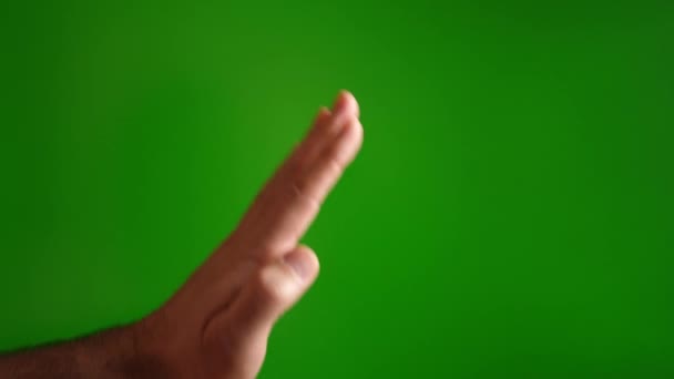 男は緑の背景に手で停止ジェスチャーを示しています — ストック動画