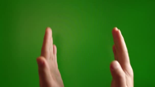 Мужчина Сжимает Руки Молитве Зеленом Фоне — стоковое видео