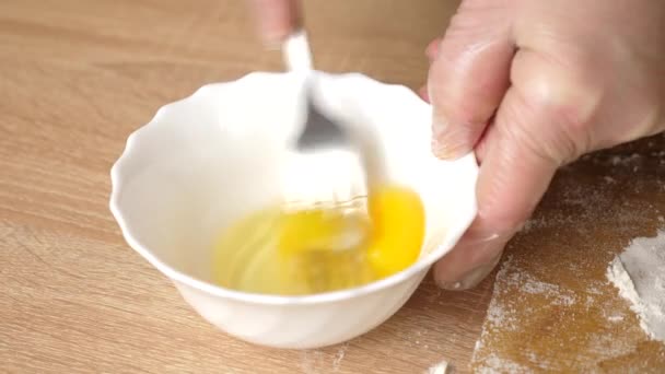 Розбийте Яйце Тарілку Виделкою — стокове відео