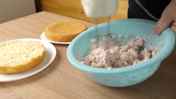 믹서를 사용하여 그릇에 채우기를 케이크 만들기 — 비디오