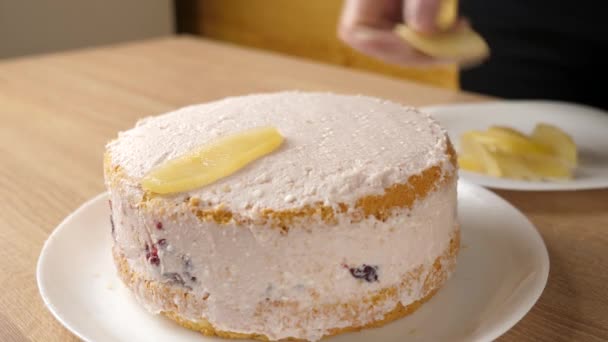 Kue Ini Dihiasi Dengan Irisan Buah Pir Membuat Kue — Stok Video