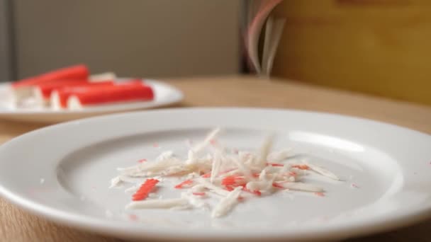 Reiben Sie Die Krabbenstäbchen Auf Einem Teller — Stockvideo