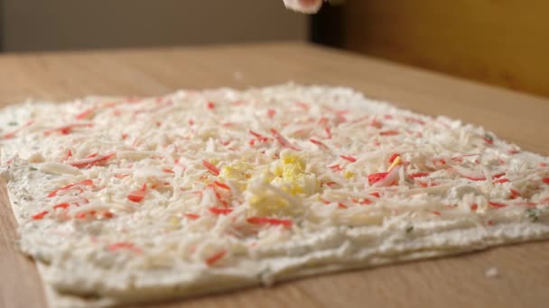 在展开的皮塔面包中加入螃蟹棒和一个煮熟的鸡蛋 皮塔面包卷的制作 — 图库视频影像
