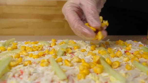 Набивка Огурец Кукуруза Добавляются Развернутому Хлебу Подготовка Хлебного Рулета — стоковое видео