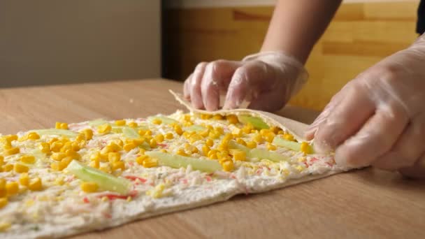 加料和蔬菜的拉法什包在一个面包卷里 皮塔面包卷的制作 — 图库视频影像