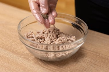 Biber ve baharatlar tavuğa ilave edilir. Tavuk yemeği pişiriyorum..