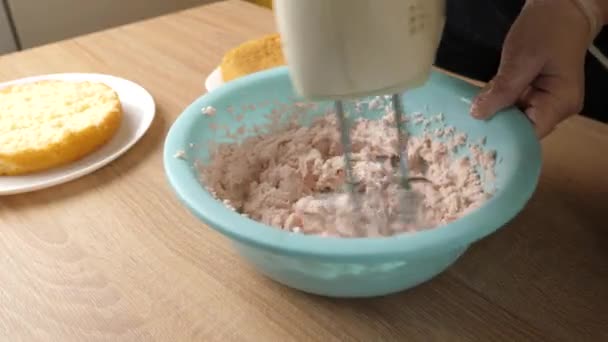 用搅拌机 把馅饼倒入碗里 做蛋糕 — 图库视频影像