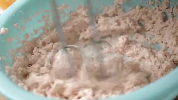 Використовуючи Міксер Збийте Пиріг Начинкою Мисці Виготовлення Тортів — стокове відео