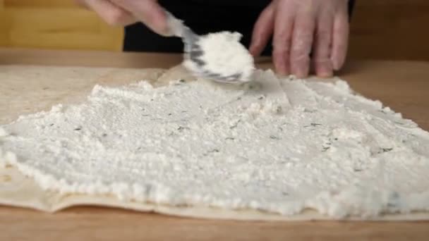 在展开的比萨面包上放了一层奶酪填充物 皮塔面包卷的制作 — 图库视频影像
