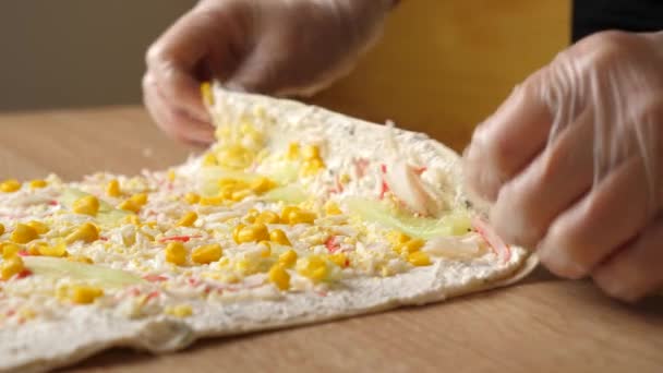 Lavash Nadzieniem Warzywami Owinięty Jest Rolkę Przygotowanie Bułki Chleba Pita — Wideo stockowe