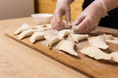Turtalar puf böreği ve etten yapılır. Puf böreğinden etli turta hazırlama.