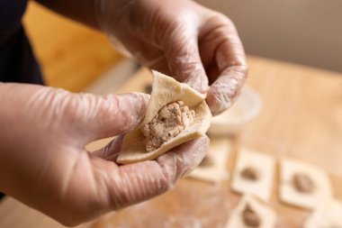 Turtalar puf böreği ve etten yapılır. Puf böreğinden etli turta hazırlama.