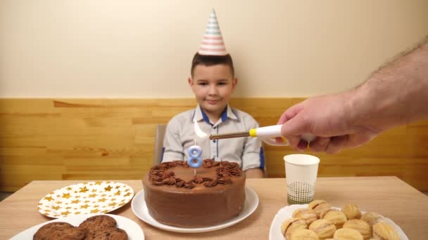 Pojken Sitter Framför Ett Bord Med Festlig Kaka Där Ett — Stockvideo