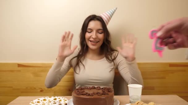 Ein Mädchen Sitzt Vor Einem Tisch Mit Einer Festlichen Torte — Stockvideo