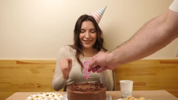 Une Fille Assoit Devant Une Table Avec Gâteau Festif Dans — Video