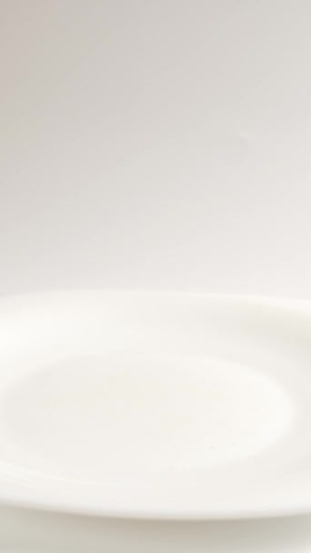 Frisch Gebackener Pfannkuchen Auf Einem Teller Auf Weißem Hintergrund Vertikales — Stockvideo