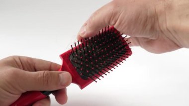 Saçım tarağa takıldı. Saç problemi konsepti. Kırılgan ve dağınık saçlar. Alopecia.