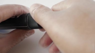 Küçük bir miktar krema spatulaya sıkışıyor. Kozmetoloji kavramı.