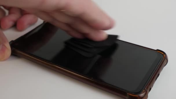 スマートフォンのディスプレイはナプキンで拭かれています スマートフォンケア — ストック動画