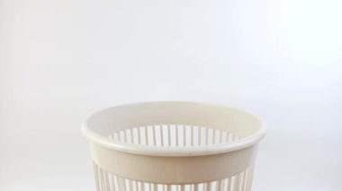 Eski bilgisayar kabloları çöp kutusuna atılır. Ev atıklarının imhası.