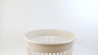 Tarak çöp kutusuna atıldı. Ev atıklarının imhası.