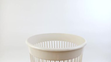 Deterjandan gelen plastik ambalaj çöp kutusuna atılır. Ev atıklarının imhası.