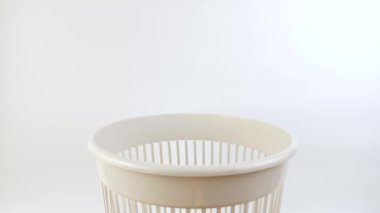 Bozuk bir çocuğun oyuncak arabası çöp kutusuna atılır. Plastiklerin geri dönüşümü.