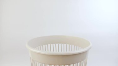 Tek kullanımlık kağıt tabaklar çöpe atılır. Ev atıklarının imhası.