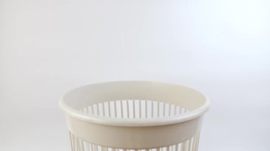 Tek kullanımlık kağıt bardaklar çöpe atılır. Ev atıklarının imhası.