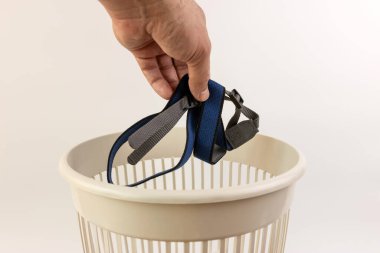 Kamera kayışı çöpe atıldı. Elektronik aletlerin aksesuarları.