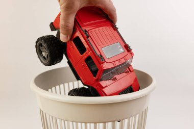 Bozuk bir çocuğun oyuncak arabası çöp kutusuna atılır. Plastiklerin geri dönüşümü.