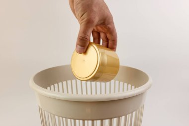 Kozmetikten gelen plastik ambalajlar çöpe atılır. Ev atıklarının imhası.