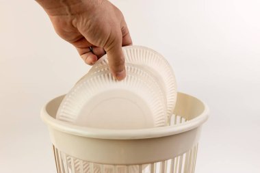 Tek kullanımlık kağıt tabaklar çöpe atılır. Ev atıklarının imhası.