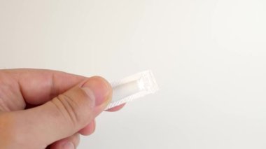 Polietilen paketini kesiyorlar ve ilacı mum şeklinde çıkarıyorlar..