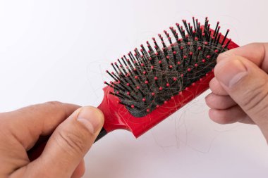 Saçım tarağa takıldı. Saç problemi konsepti. Kırılgan ve dağınık saçlar. Alopecia.