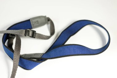 Fotoğraf makinesi taşımak için bir kayış..