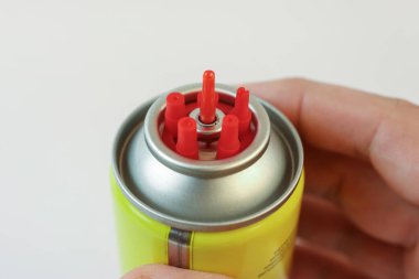 Çakmakları doldurmak için sıkıştırılmış gaz silindiri.