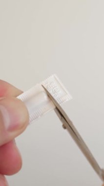 Polietilen paketini kesiyorlar ve ilacı mum şeklinde çıkarıyorlar. Dikey video