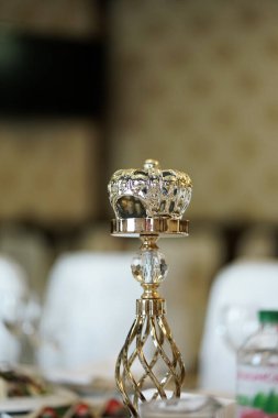 Şenlik masasının dekoratif dekorasyonu bir taç şeklinde. Kutlama tablosu dekoru.