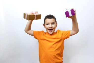 Çocuk hediyeleri tutarak sevinçle ellerini kaldırdı. Samimi çocukların duyguları..